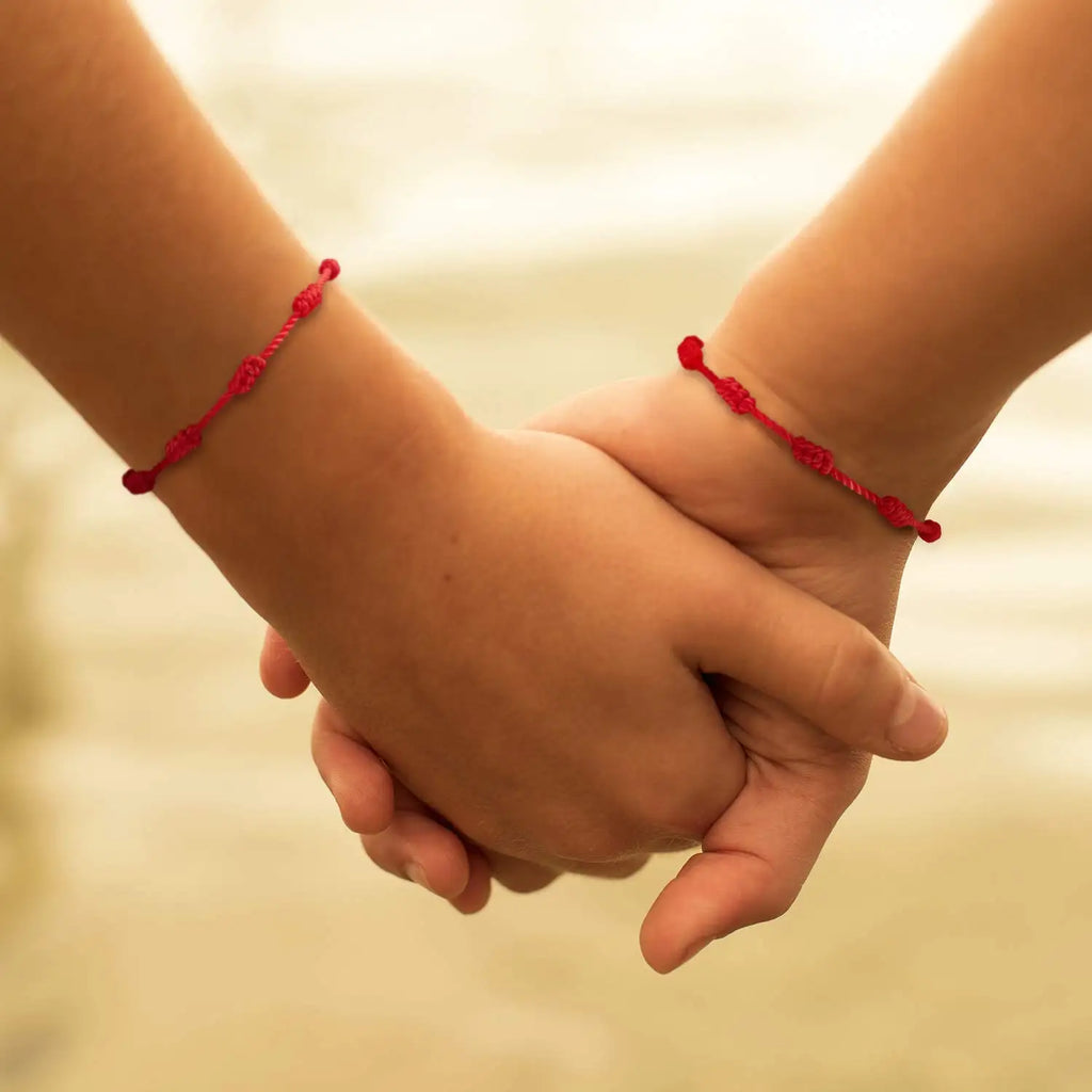 Bracciale Protettivo a 7 Nodi – Rosso o Nero
